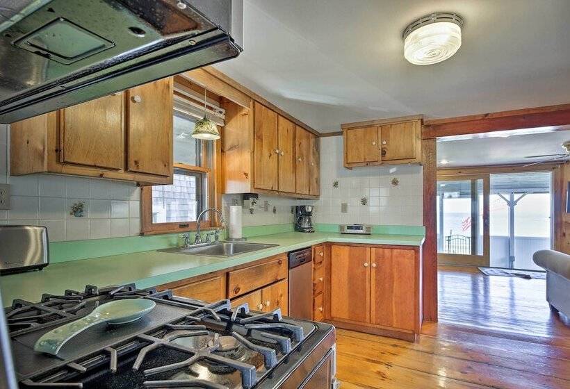 Oceanfront Cape Cod Home W/ Porch, Yard + Grill!