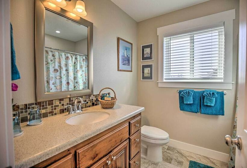 Ocean View Lincoln City Retreat W/ 3 Viewing Decks