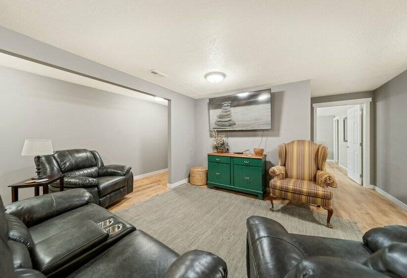 Oldtown Home W/ Private Yard + Mountain Views