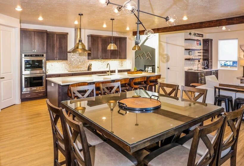 Stunning Park City Home W/ Hot Tub: 7 Mi To Skiing