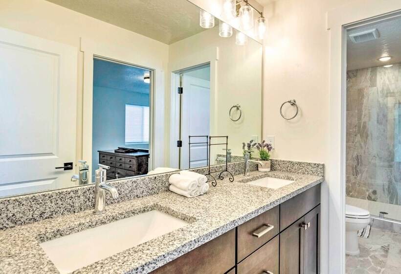 Stunning Park City Home W/ Hot Tub: 7 Mi To Skiing