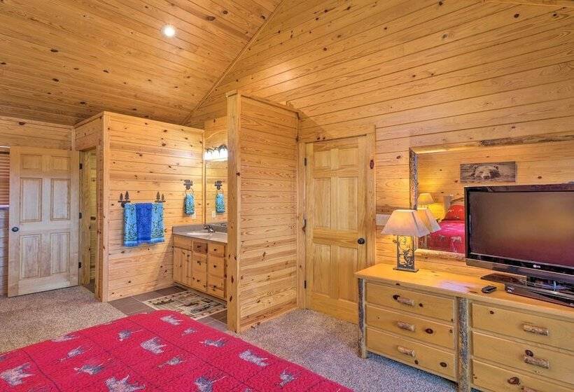 Peaceful Cabin W/ Deck + Scenic Mtn Views!