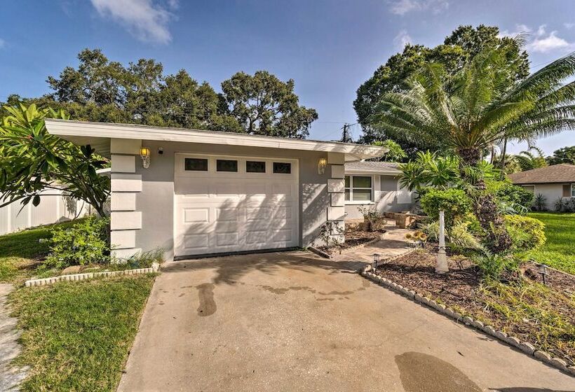 Peaceful Venice Villa W/ Patio   2 Miles To Beach!