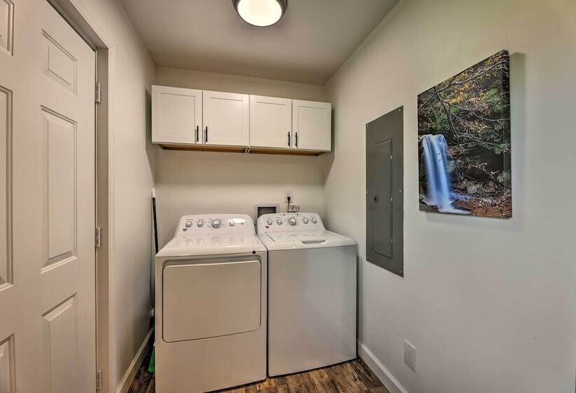 Pet Friendly Digs W/ Fire Pit & Large Yard!