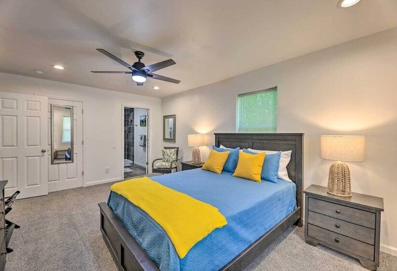 Pet Friendly Digs W/ Fire Pit & Large Yard!