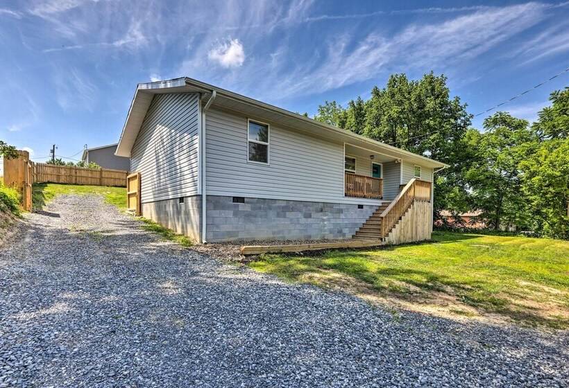 Pet Friendly Digs W/ Fire Pit & Large Yard!