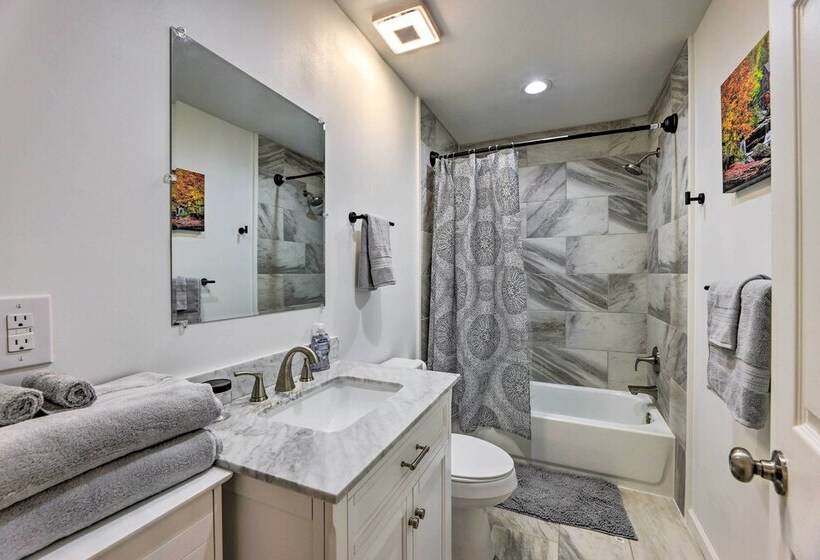 Pet Friendly Digs W/ Fire Pit & Large Yard!