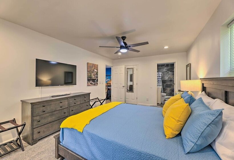 Pet Friendly Digs W/ Fire Pit & Large Yard!