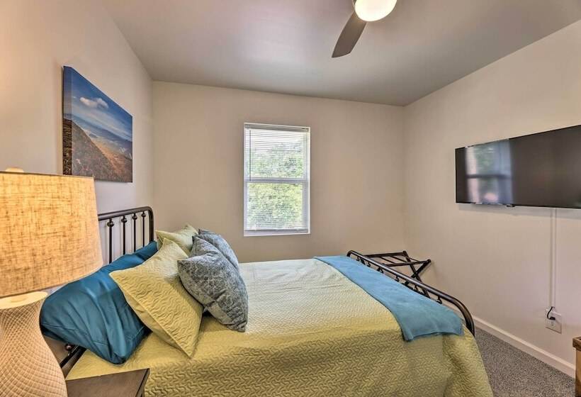 Pet Friendly Digs W/ Fire Pit & Large Yard!