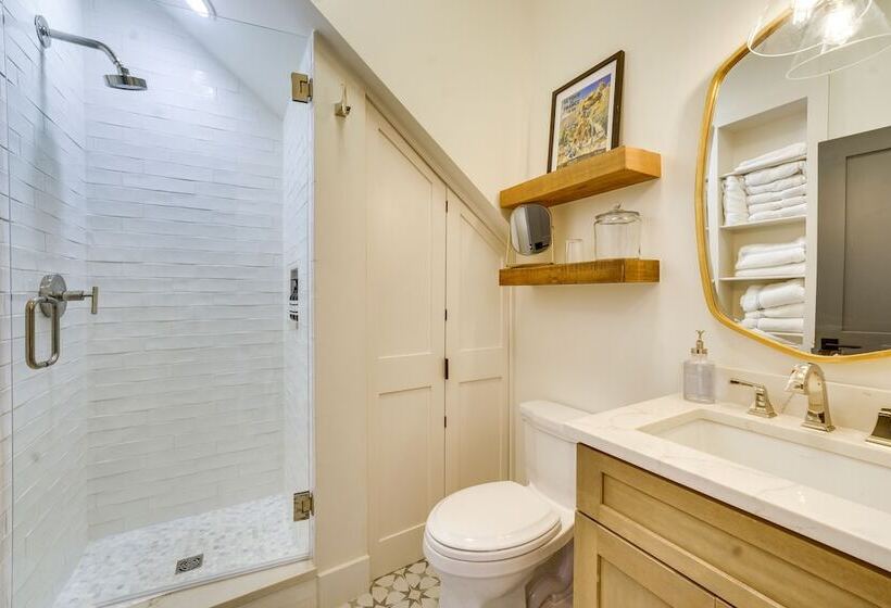 Inviting & Renovated Home In Crested Butte!