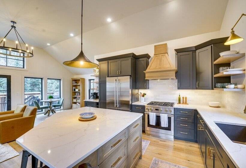 Inviting & Renovated Home In Crested Butte!