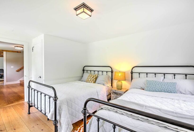 Pet Friendly House W/ Deck   10 Mi To Stowe Mtn!