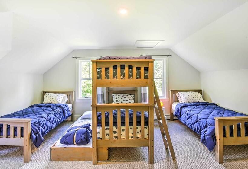 Pet Friendly House W/ Deck   10 Mi To Stowe Mtn!