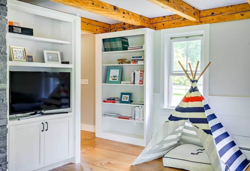 Pet Friendly House W/ Deck   10 Mi To Stowe Mtn!