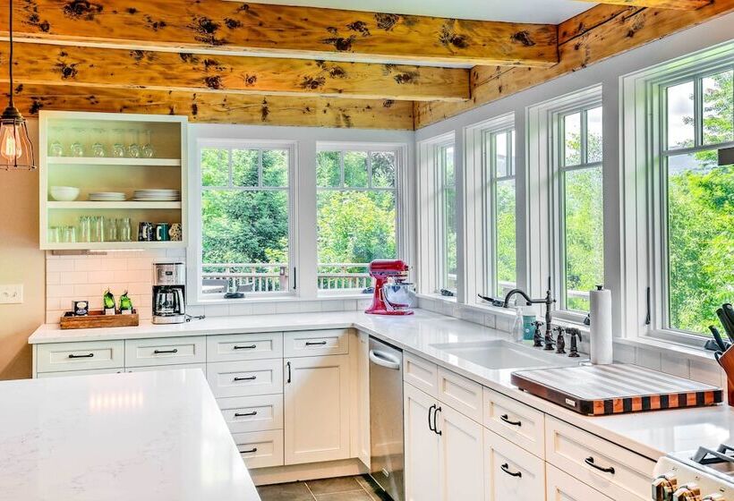 Pet Friendly House W/ Deck   10 Mi To Stowe Mtn!