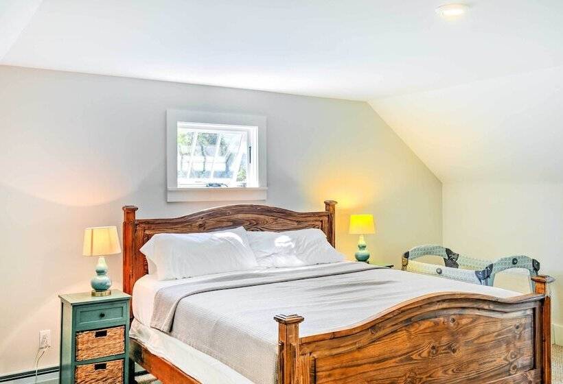 Pet Friendly House W/ Deck   10 Mi To Stowe Mtn!