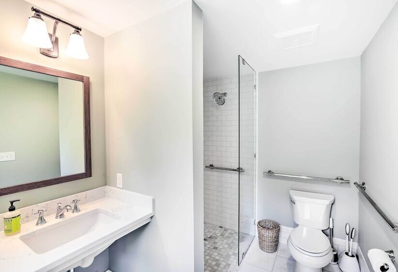 Pet Friendly House W/ Deck   10 Mi To Stowe Mtn!