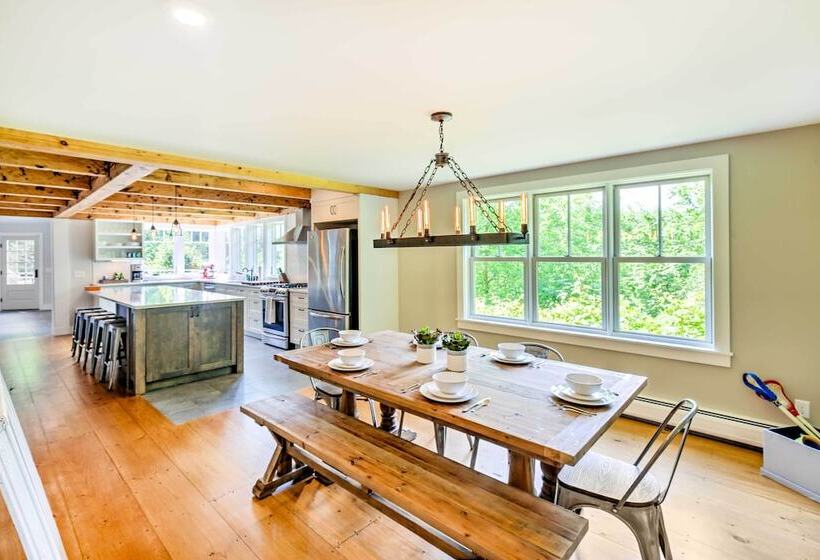 Pet Friendly House W/ Deck   10 Mi To Stowe Mtn!