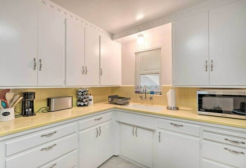 Petfriendly Sacramento Home Near Downtown!