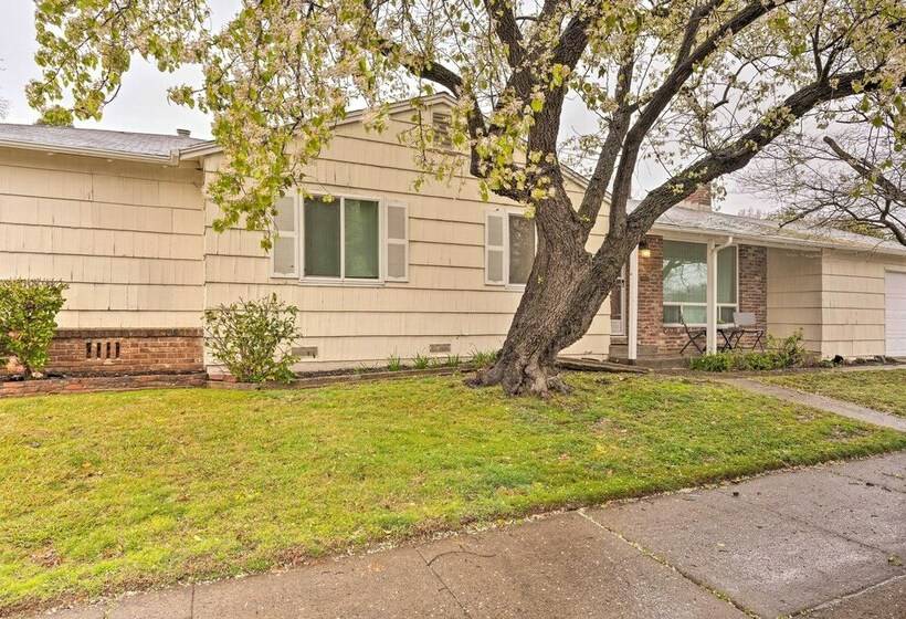 Petfriendly Sacramento Home Near Downtown!