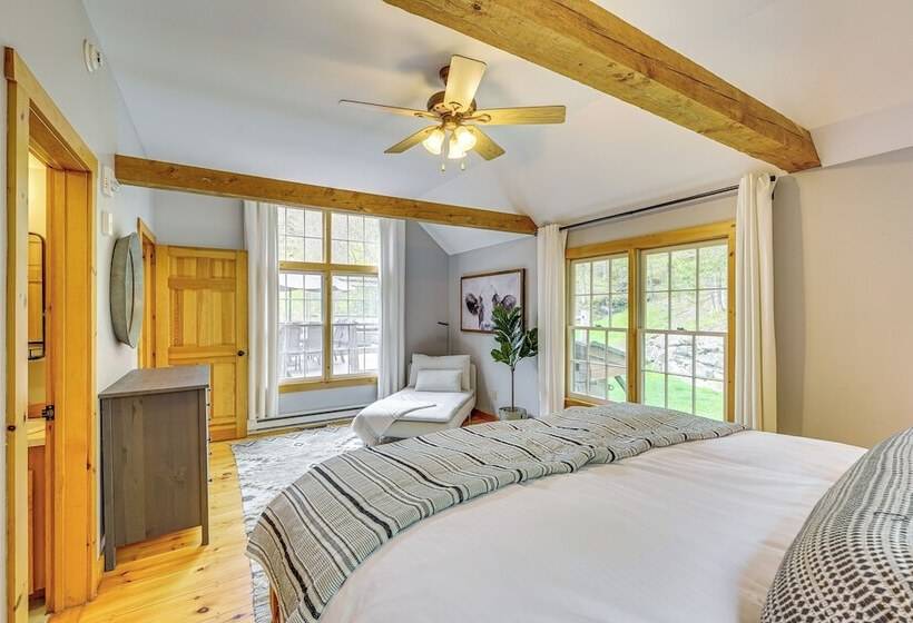 Picture Perfect Vermont Mtn Cabin W/ Hot Tub!