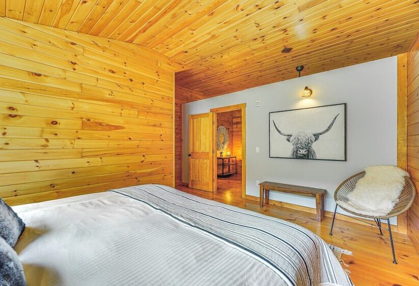 Picture Perfect Vermont Mtn Cabin W/ Hot Tub!