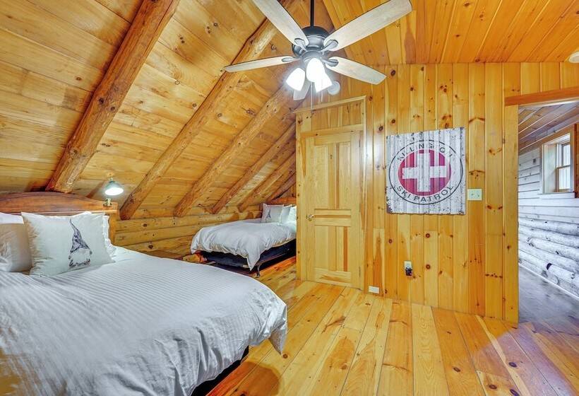 Picture Perfect Vermont Mtn Cabin W/ Hot Tub!