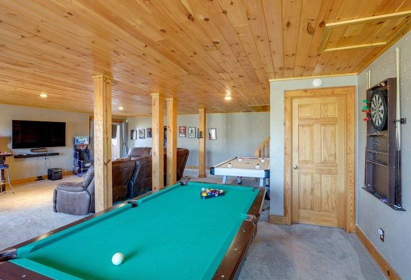 Hot Tub & Game Room: Powderhorn Mountain Cabin