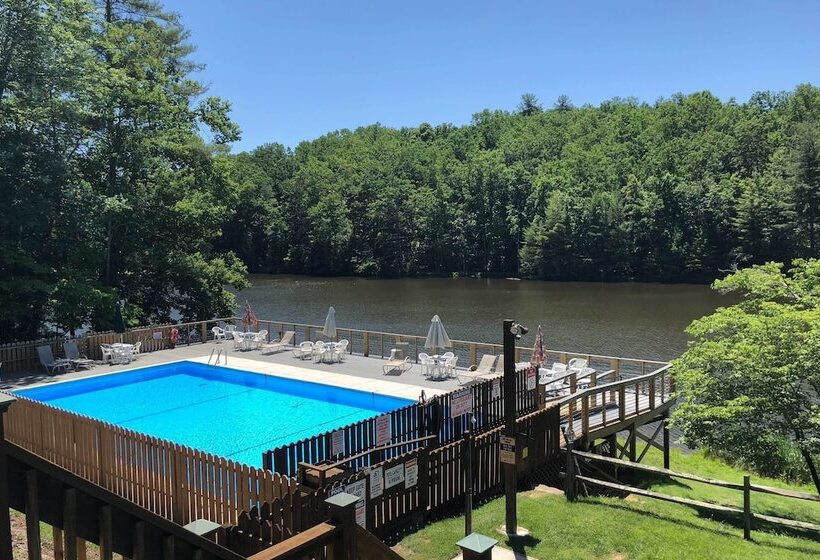 Hot Tub & Game Room: Powderhorn Mountain Cabin