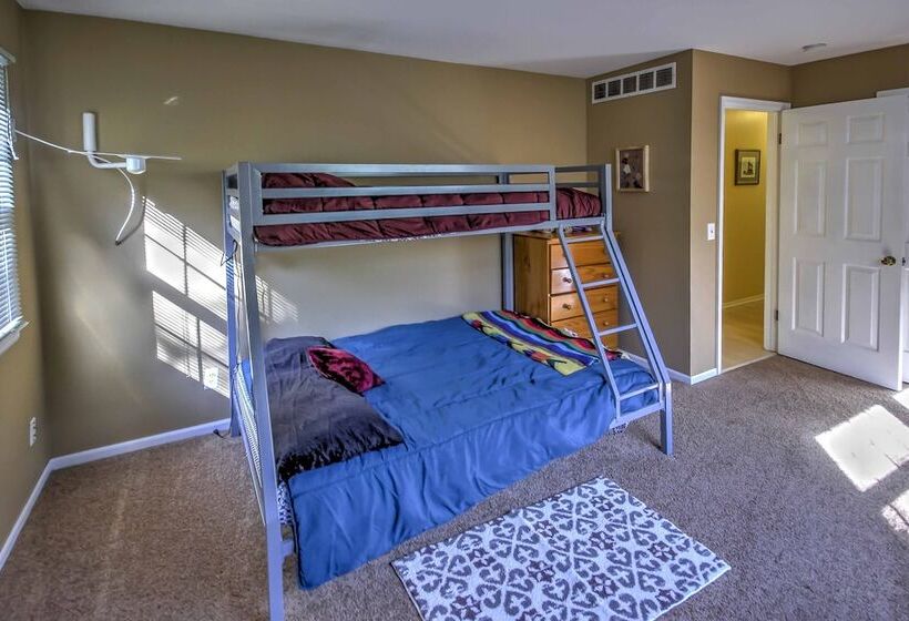 Private Plymouth Hideaway   13 Miles To Ann Arbor!