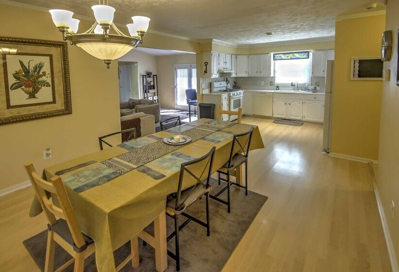 Private Plymouth Hideaway   13 Miles To Ann Arbor!