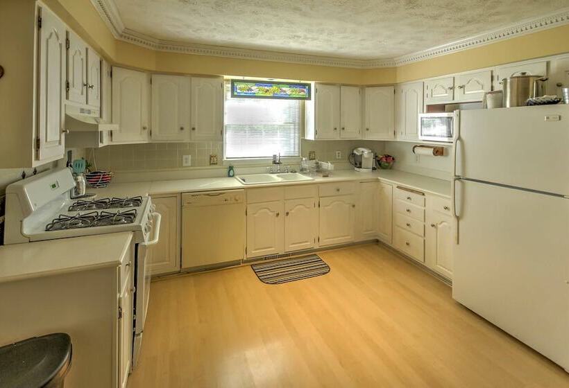 Private Plymouth Hideaway   13 Miles To Ann Arbor!