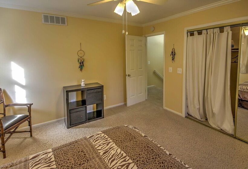 Private Plymouth Hideaway   13 Miles To Ann Arbor!