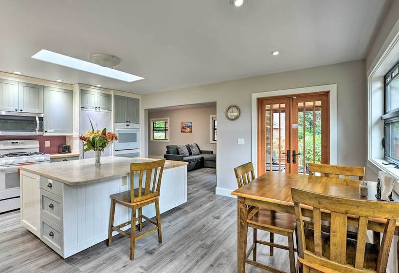 Quiet & Cozy Eureka Home Near Sequoia Park & Zoo!