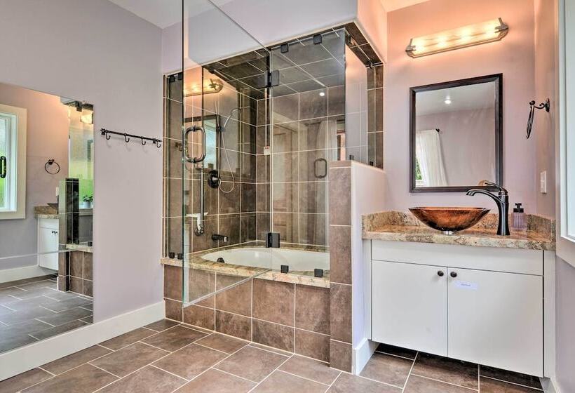 Quiet & Cozy Eureka Home Near Sequoia Park & Zoo!