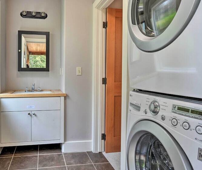 Quiet & Cozy Eureka Home Near Sequoia Park & Zoo!