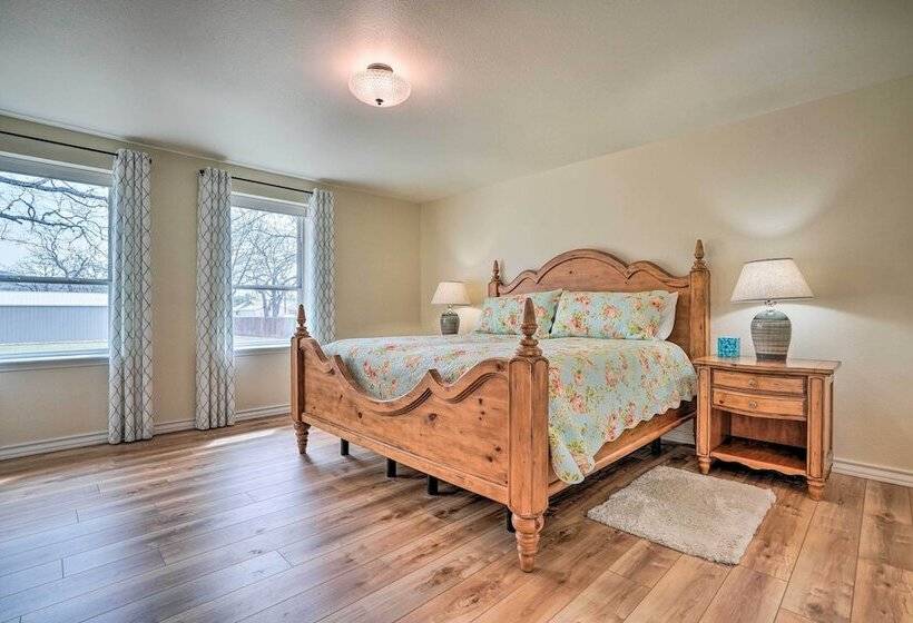 Ranch House W/ Large Backyard   Near Fishing