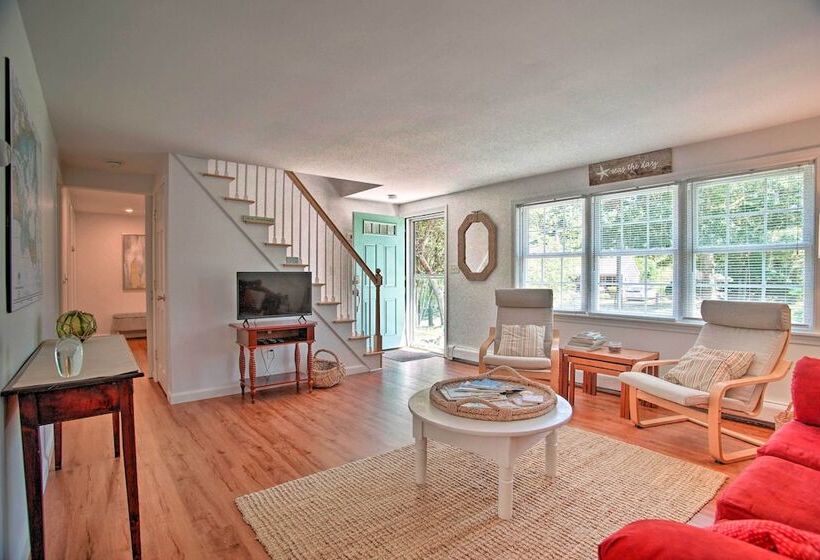 Remodeled East Falmouth Home Close To Beaches!