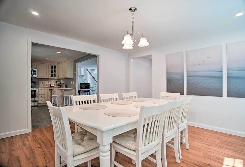 Remodeled East Falmouth Home Close To Beaches!