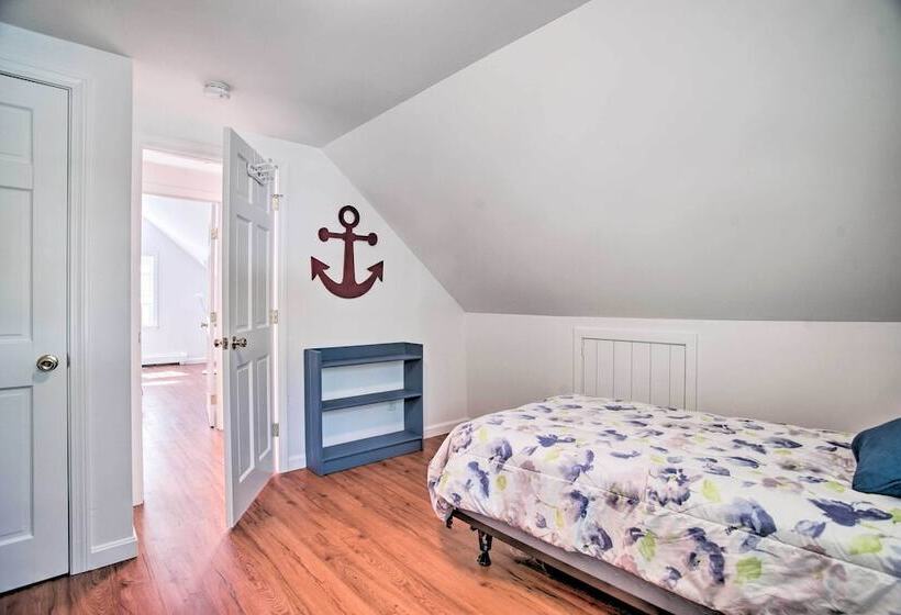 Remodeled East Falmouth Home Close To Beaches!