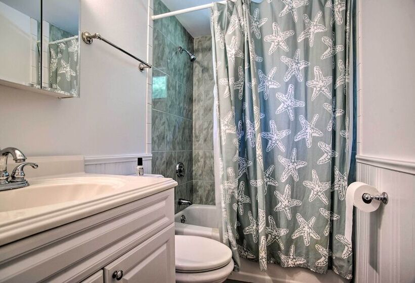 Remodeled East Falmouth Home Close To Beaches!