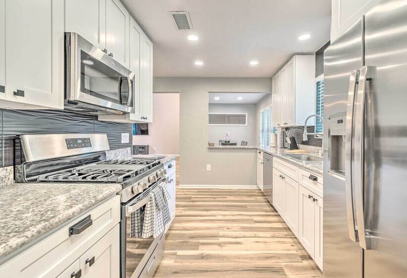 Remodeled Family Home W/ Patio   Walk To Uf!