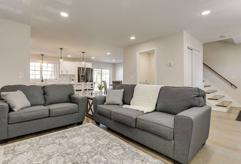 Renovated Family Home On Providence River!