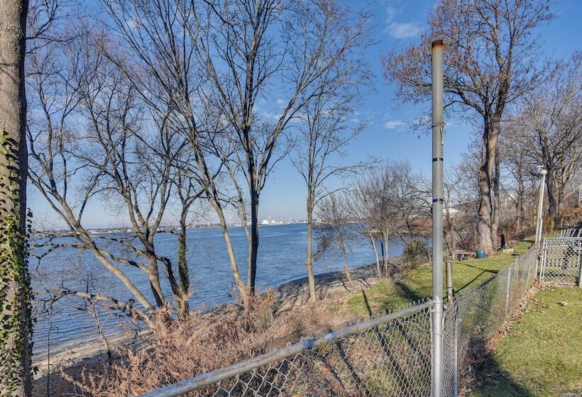 Renovated Family Home On Providence River!