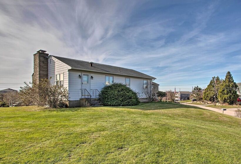 Rhode Island Oceanview Retreat: Walk To Shore!