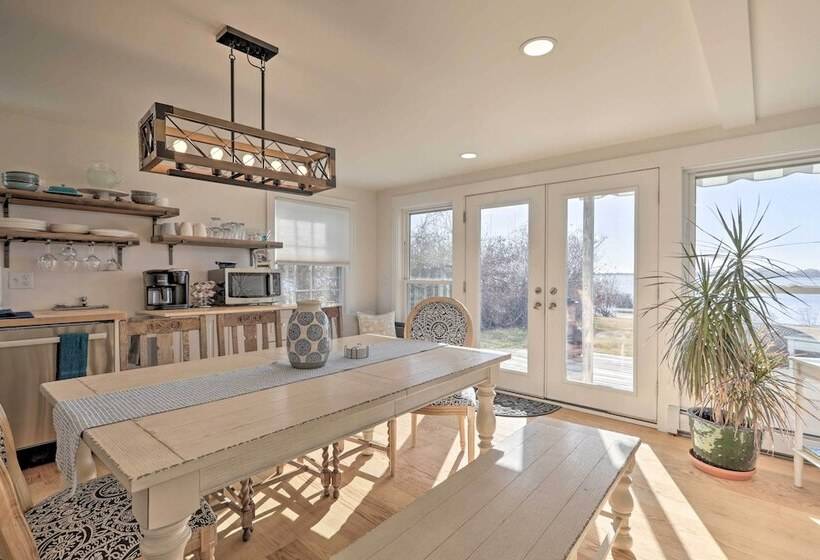 Kayaks, Deck & Pond Access: Rhode Island Retreat!