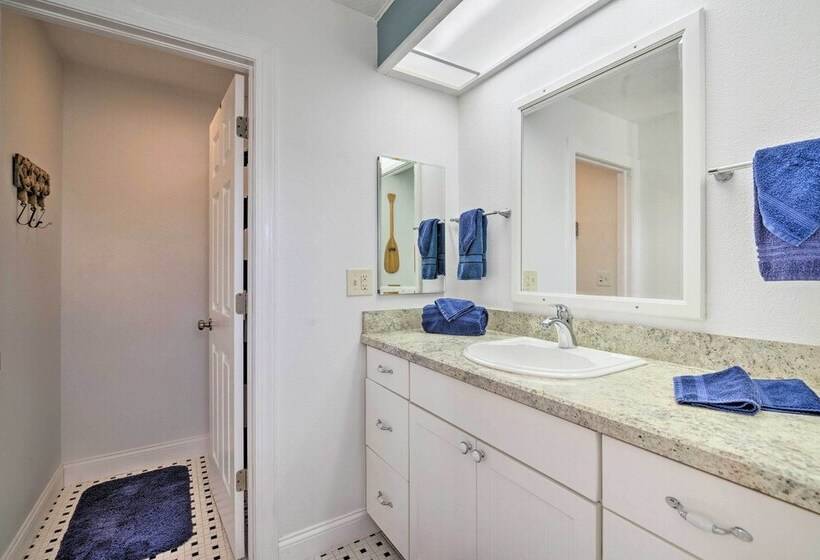 Riverfront Homosassa Retreat W/ Kayak & Boat Dock!