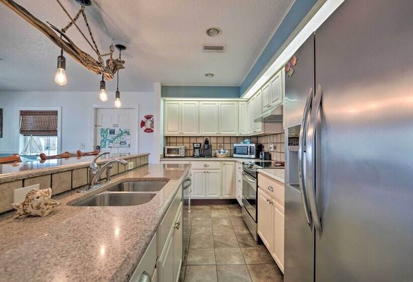 Riverfront Homosassa Retreat W/ Kayak & Boat Dock!