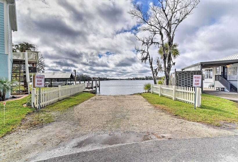 Riverfront Homosassa Retreat W/ Kayak & Boat Dock!