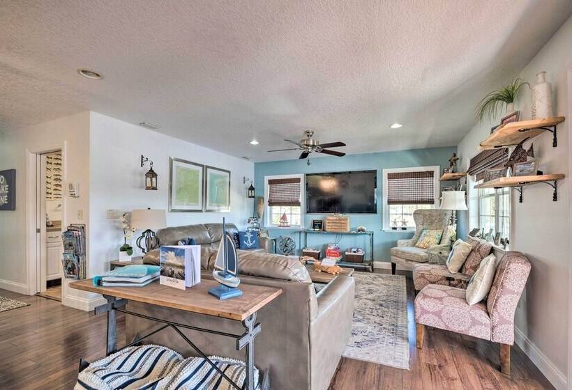 Riverfront Homosassa Retreat W/ Kayak & Boat Dock!